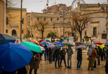 Matera, İtalya - 28 Aralık 2019 - İtalya 'nın güneyindeki Basilicata bölgesinde güzel bir taş şehrin tarihi merkezi. Eski şehrin eski caddesinin manzarası.
