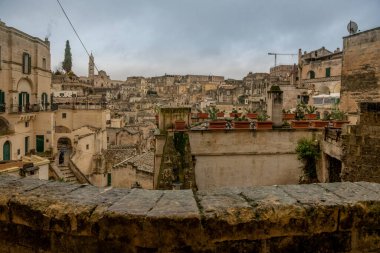Matera, İtalya - 28 Aralık 2019 - İtalya 'nın güneyindeki Basilicata bölgesinde güzel bir taş şehrin tarihi merkezi. Eski şehrin eski caddesinin manzarası.