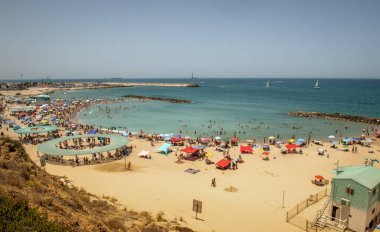 Yüzme sezonunun karantina sonrası açılışı. Ashkelon 'daki plajlardan birinde. İsrail 27 Haziran 2020 Orta Doğu