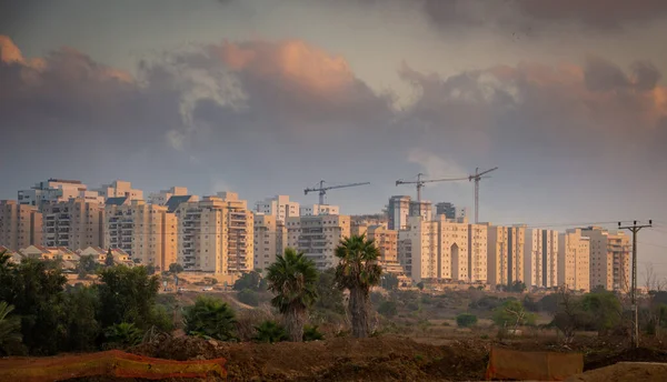 Ashkelon şehrinde büyük ölçekli bir yerleşim alanı inşaatı. Orta Doğu 'da İsrail Ağustos 2020