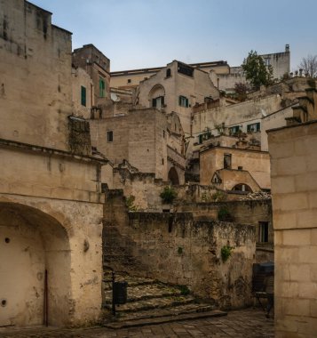 Matera, İtalya - 28 Aralık 2019 - İtalya 'nın güneyindeki Basilicata bölgesinde güzel bir taş şehrin tarihi merkezi. Eski şehrin eski caddesinin manzarası.