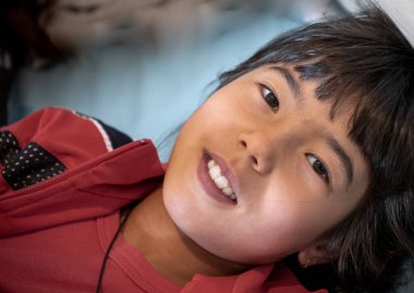 Kameranın önünde poz veren güzel esmer, Asyalı bir kızın portresi.