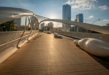 Tel Aviv, İsrail 17 Temmuz 2020: Modern çok katlı binalar Azrieli Merkezi, modern çelik kemerli yaya köprüsü, açık mavi bulutlu gökyüzü.