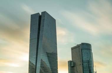 Tel Aviv, İsrail 17 Temmuz 2020: Modern çok katlı binalar Azrieli Merkezi, modern çelik kemerli yaya köprüsü, açık mavi bulutlu gökyüzü.