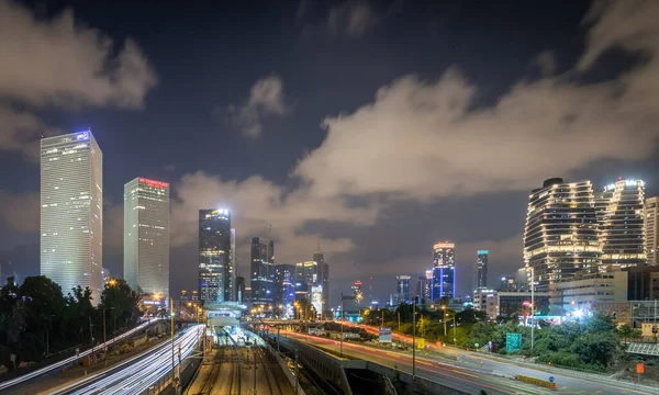 Geceleri Tel Aviv mimarisi. Tel Aviv şehir manzarası. İsrail, 7 Temmuz 2020