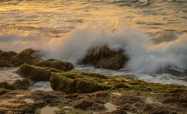 Vista Las Olas Estrellándose Contra Las Rocas Una Noche Verano —  Fotos de Stock