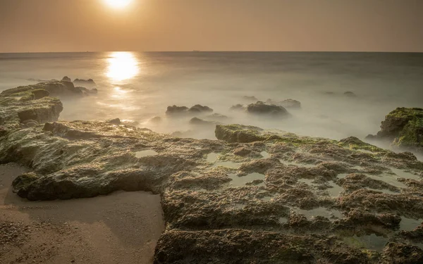 Vista Las Olas Estrellándose Contra Las Rocas Una Noche Verano —  Fotos de Stock