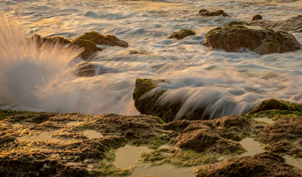 Pohled Vlny Narážející Skály Letního Večera Při Západu Slunce Izrael — Stock fotografie