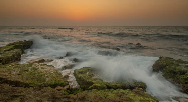 Vista Las Olas Estrellándose Contra Las Rocas Una Noche Verano —  Fotos de Stock