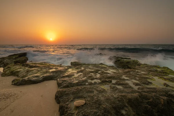 Pohled Vlny Narážející Skály Letního Večera Při Západu Slunce Izrael — Stock fotografie