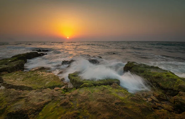 Pohled Vlny Narážející Skály Letního Večera Při Západu Slunce Izrael — Stock fotografie