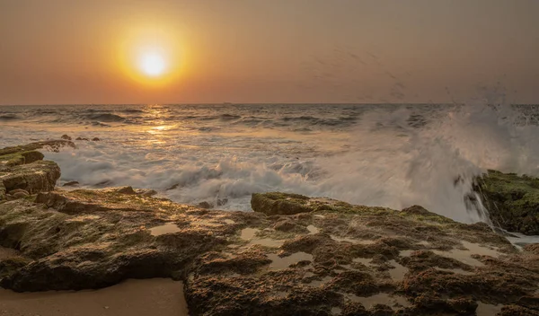 Pohled Vlny Narážející Skály Letního Večera Při Západu Slunce Izrael — Stock fotografie