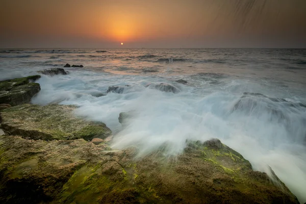 Вид Волны Ударяющиеся Скалы Летним Вечером Закате Израиль Ашхабад — стоковое фото
