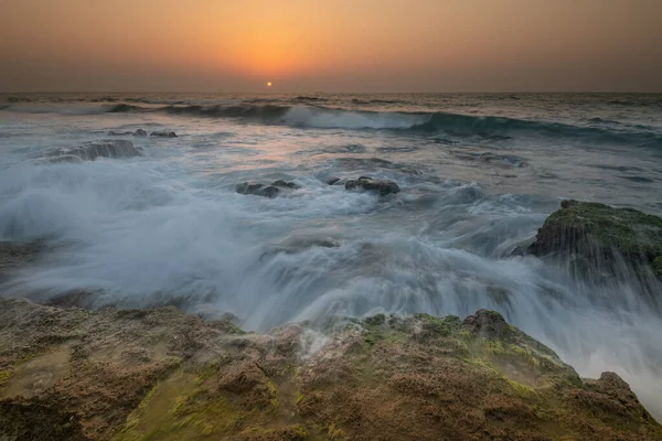 Utsikt Över Vågorna Kraschar Mot Klipporna Sommarkväll Vid Solnedgången Israel — Stockfoto