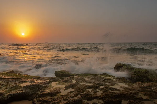 Pohled Opohled Vlny Narážející Skály Létě Večer Při Západu Slunce — Stock fotografie