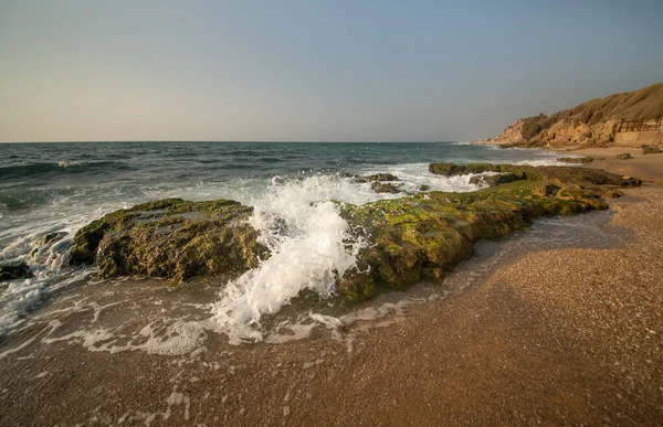 Vista Ovista Las Olas Que Estrellan Contra Las Rocas Una —  Fotos de Stock