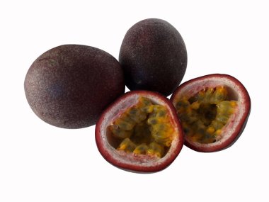 Tropikal meyve. İki tutku meyve ve beyaz zemin üzerine kesilmiş bir tutku meyve. 