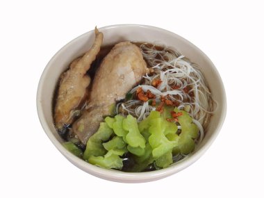 Pirinç şehriye soya sosu çorba ve kızarmış tavuk ve haşlanmış kabak ile