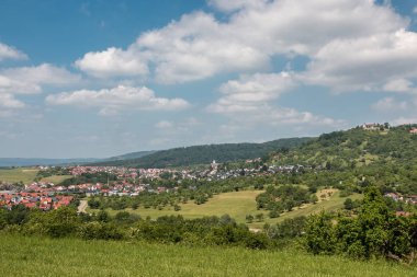 Ormanlar, alanlar ve çayırlar ile Alman kırsal ortasında küçük köyü