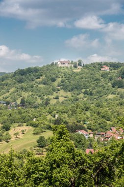 Ormanlar, alanlar ve çayırlar ile Alman kırsal ortasında küçük köyü