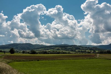 Ormanlar, alanlar ve çayırlar ile Alman kırsal