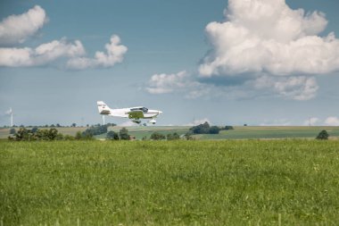 Küçük uçak yaklaşıyor ve yeşil Alman kırsal