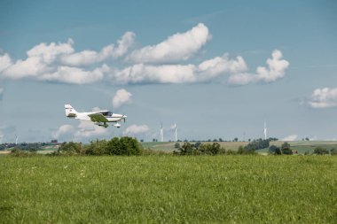 Küçük uçak yaklaşıyor ve yeşil Alman kırsal
