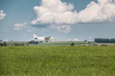 Küçük uçak yaklaşıyor ve yeşil Alman kırsal