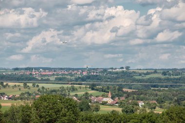 Küçük uçak yaklaşıyor ve yeşil Alman kırsal