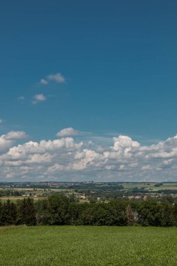 Ormanlar, alanlar ve çayırlar ile Alman kırsal ortasında küçük köyü