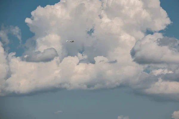 Küçük Uçak Beyaz Bulutlar Ile Mavi Almanya Göğe Yaklaşıyor — Stok fotoğraf
