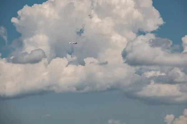 Küçük Uçak Beyaz Bulutlar Ile Mavi Almanya Göğe Yaklaşıyor — Stok fotoğraf