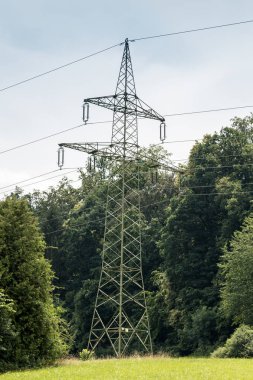 Güç pilon yeşil sahada