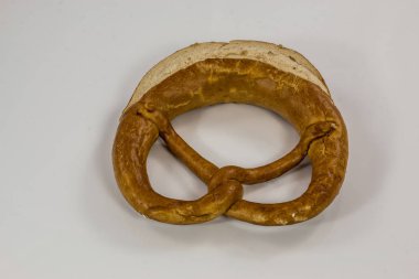 Beyaz arka plan üzerinde eski Alman simit