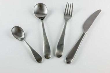 Bıçak, çatal, çorba kaşığı ve küçük kaşık çatal bıçak takımı