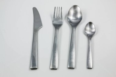 Bıçak, çatal, çorba kaşığı ve küçük kaşık çatal bıçak takımı