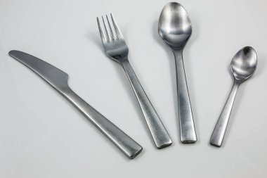 Bıçak, çatal, çorba kaşığı ve küçük kaşık çatal bıçak takımı