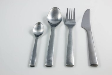 Bıçak, çatal, çorba kaşığı ve küçük kaşık çatal bıçak takımı