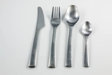 Bıçak, çatal, çorba kaşığı ve küçük kaşık çatal bıçak takımı