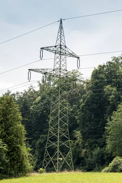 Güç pilon yeşil sahada