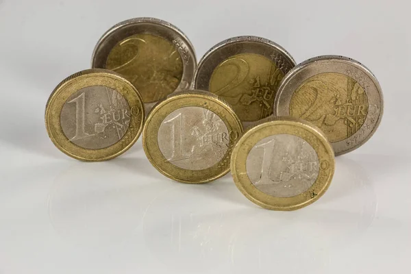 Euromunten Witte Achtergrond Met Reflecties — Stockfoto