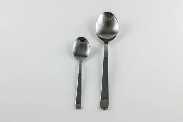 Çorba kaşığı ve küçük kaşık ile çelik çatal bıçak takımı
