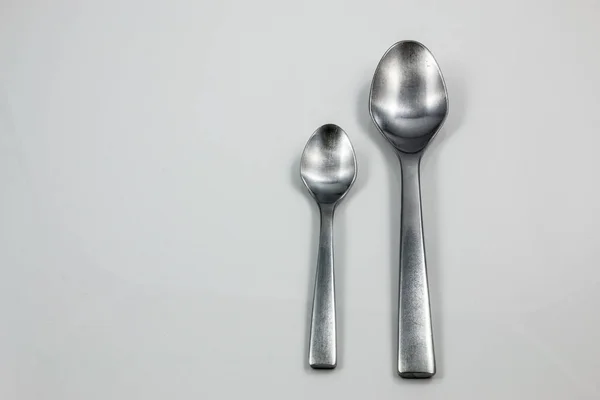 Çorba kaşığı ve küçük kaşık ile çelik çatal bıçak takımı