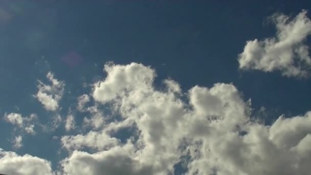 Πάροδο Του Χρόνου Τον Γαλάζιο Ουρανό Και Σύννεφα Που Φέρουν — Αρχείο Βίντεο