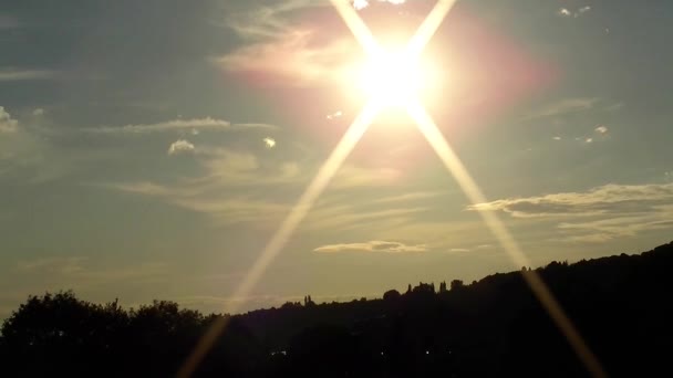 Zeitraffer Mit Fliegenden Wolken Farbigen Himmel Und Der Sonne — Stockvideo