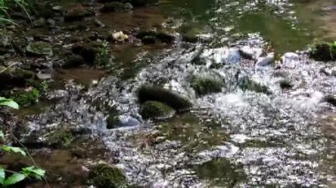 Geniş ülke üzerinden temiz su akan