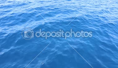 Yolda masmavi denizin karşısında