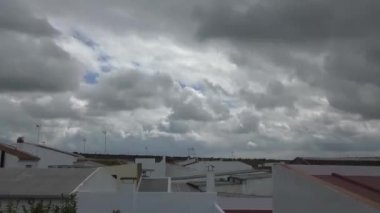 Zaman atlamalı beyaz bulutların üzerinde İspanyolca ile evler