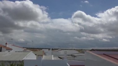 Zaman atlamalı beyaz bulutların üzerinde İspanyolca ile evler