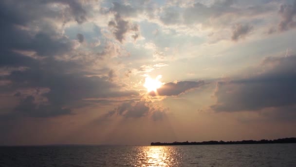 Matahari Terbenam Dan Laut Biru Dalam — Stok Video
